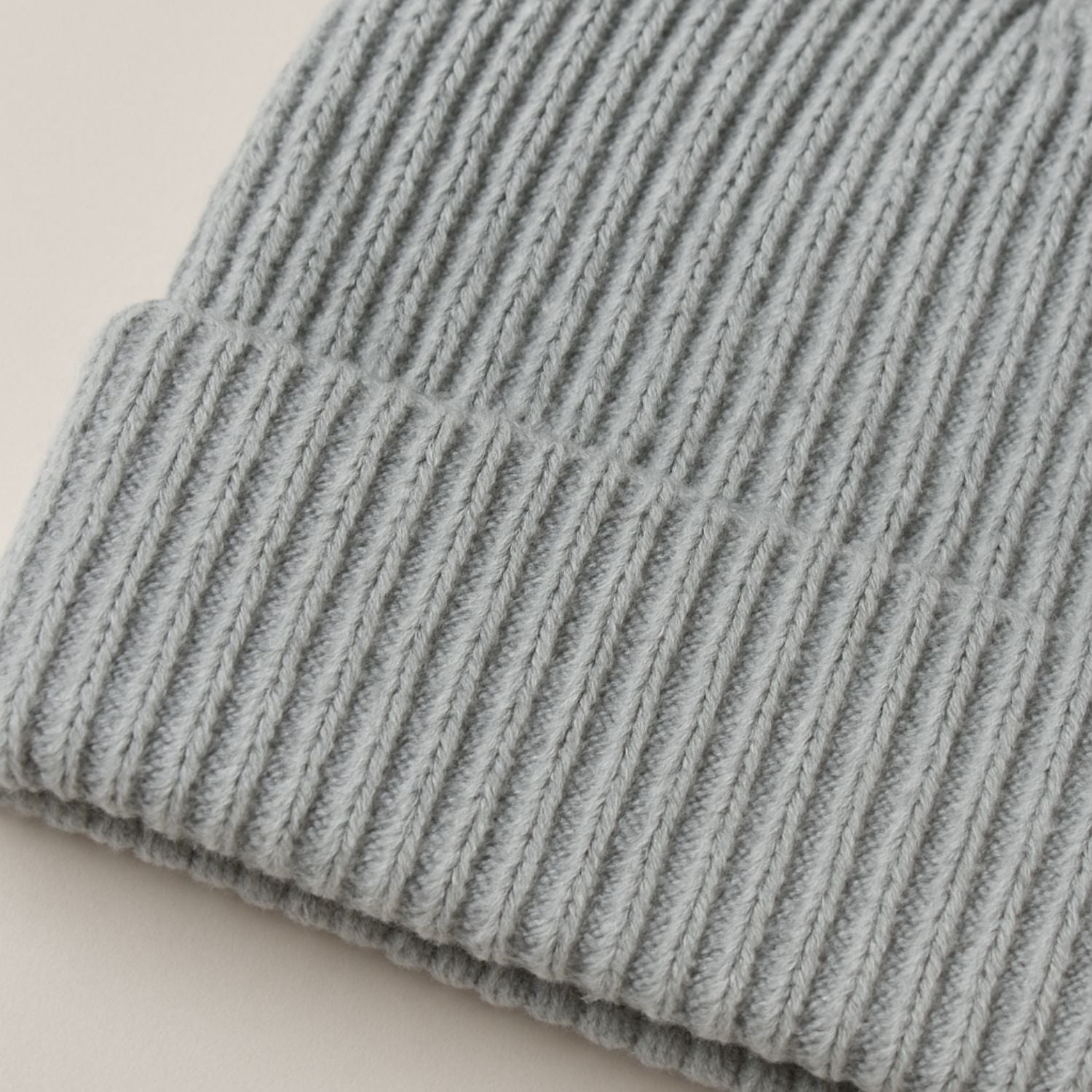 ALPS RESORTS Mütze | Beanie aus Bio-Baumwolle | weiß mit Gummi-Patch | formstabil