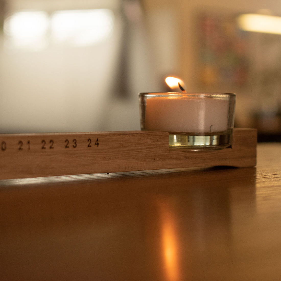 Minimalistischer Adventskalender | Eichenholz | mit Teelicht und Edelstahl Datumsanzeige