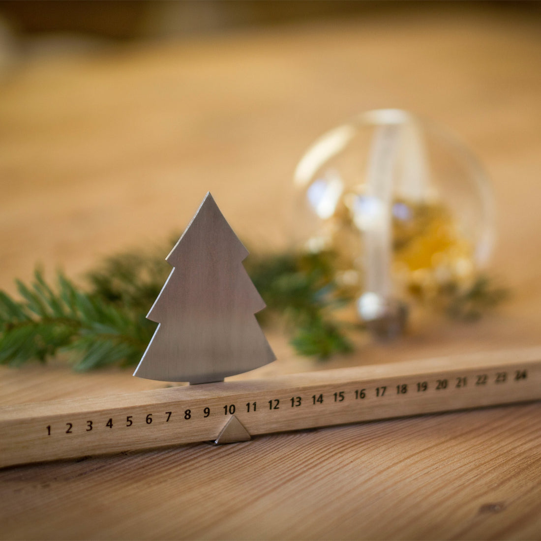 Minimalistischer Adventskalender | Eichenholz | mit Teelicht und Edelstahl Datumsanzeige