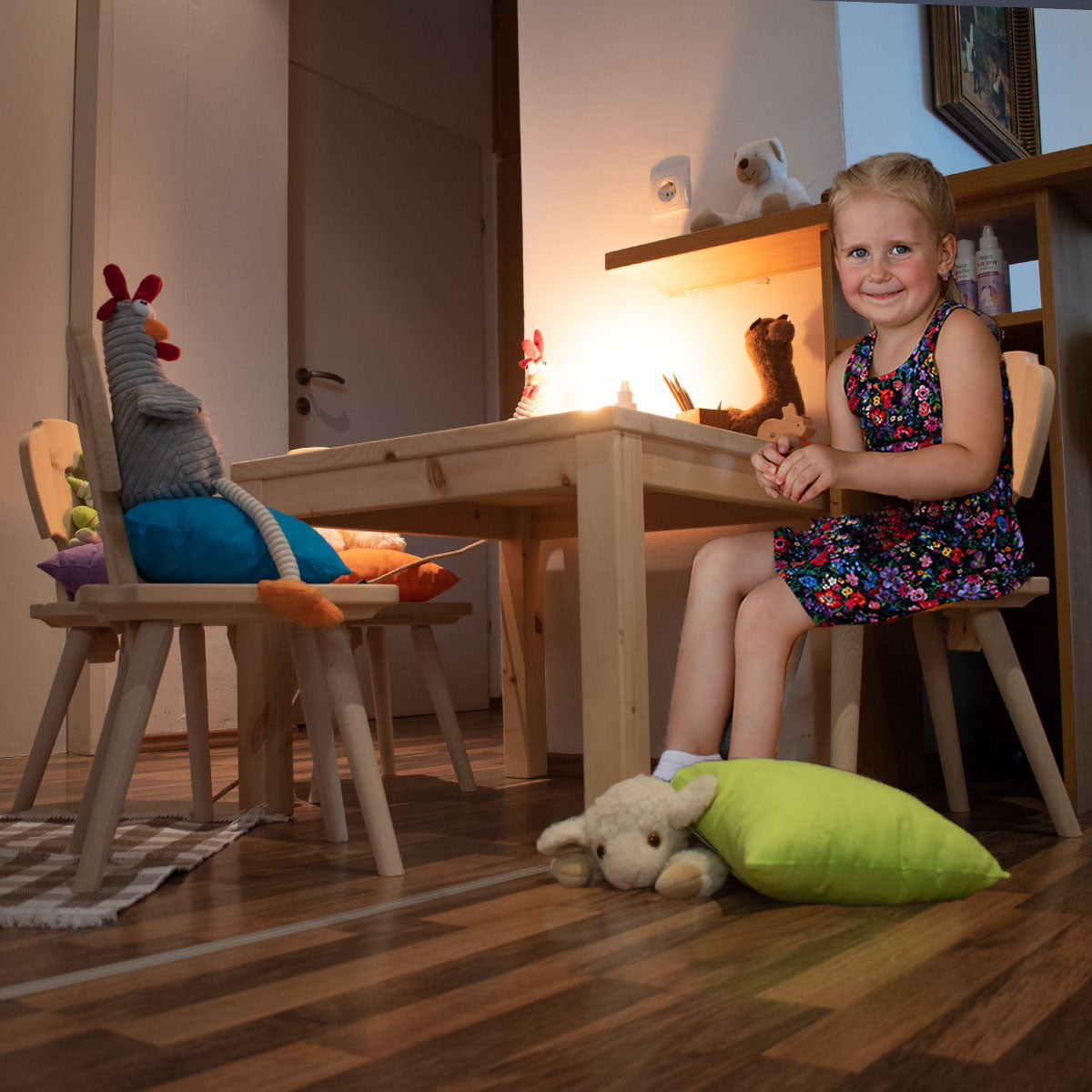 Kindersitzgruppe in Zirbenholz ‘Sweetheart’ | 1 Tisch und 4 Stühle | Made in Südtirol