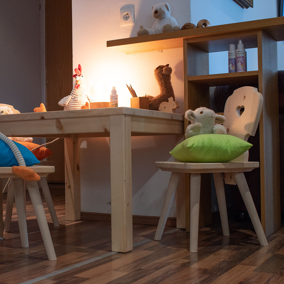 Kindersitzgruppe in Zirbenholz ‘Sweetheart’ | 1 Tisch und 4 Stühle | Made in Südtirol