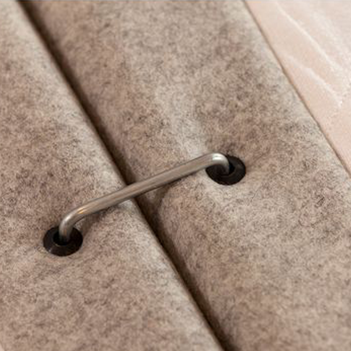 Boxspringbett aus natürlichen Rohstoffen | Untergestell mit massivem Holzkern | Bezug aus 100 % reiner Schafschurwolle