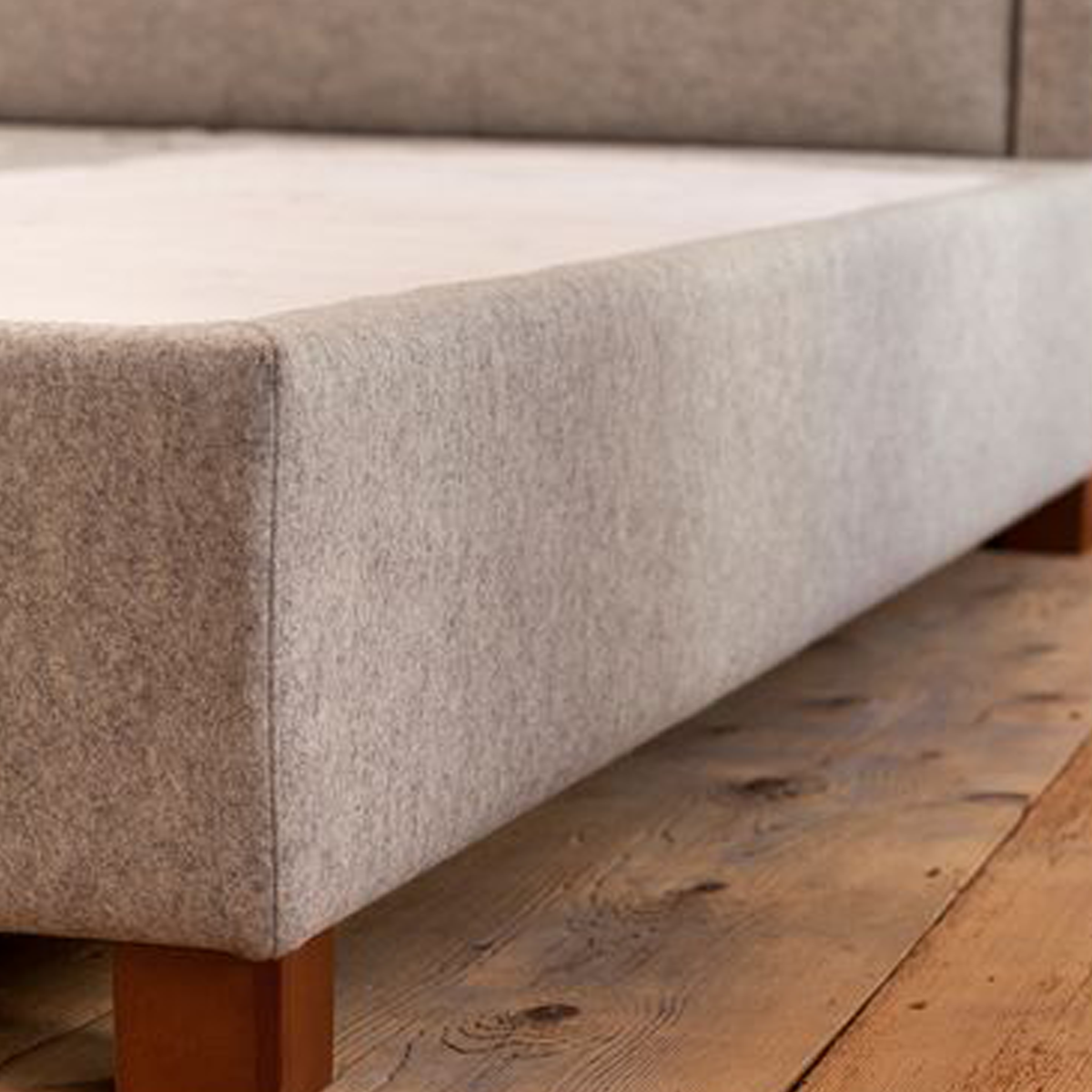 Boxspringbett aus natürlichen Rohstoffen | Untergestell mit massivem Holzkern | Bezug aus 100 % reiner Schafschurwolle