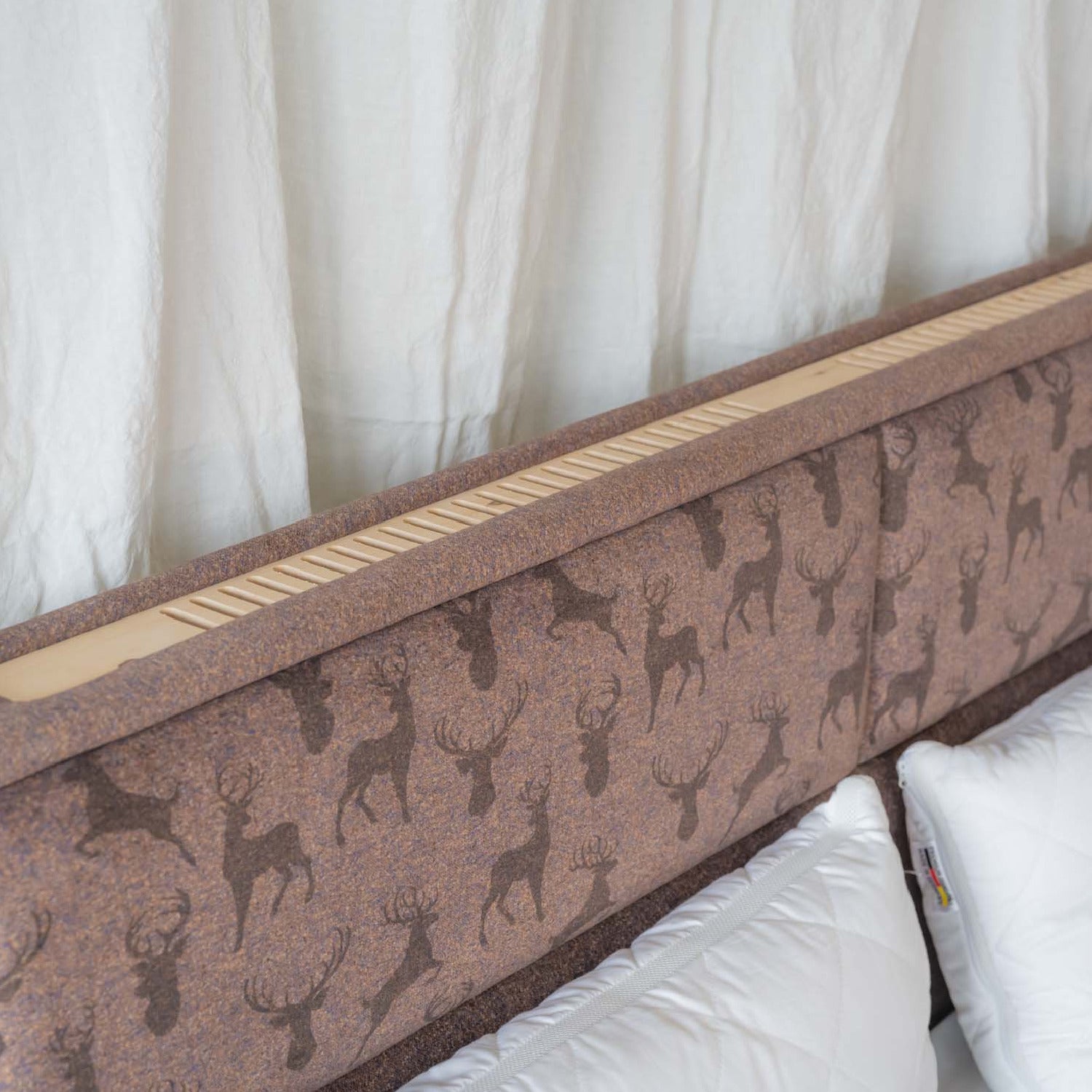 Holzduftbett "Hirsch" | Schlafen mit der Natur | massive Zirbe | B 180 x L 200 cm | Made in Austria