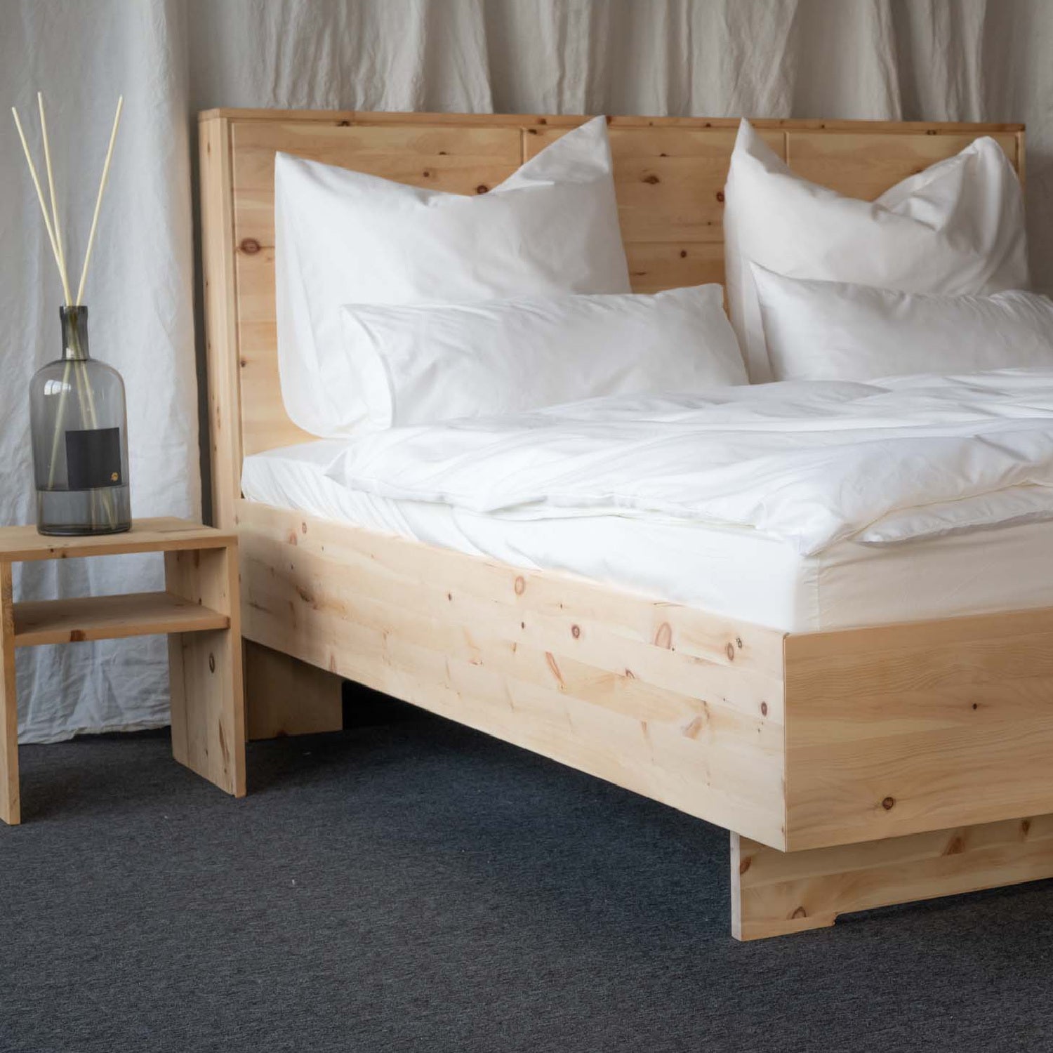 Zirbenduftbett | Schlafen mit der Zirbe | massive Zirbe |Kopfteil mit schallreduzierender Polsterung | B 180 x L 200 cm | Made in Austria