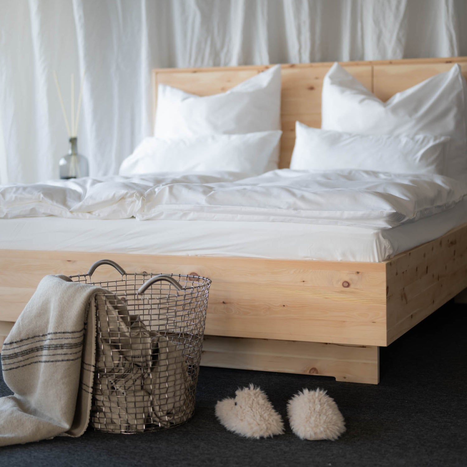 Zirbenduftbett | Schlafen mit der Zirbe | massive Zirbe |Kopfteil mit schallreduzierender Polsterung | B 180 x L 200 cm | Made in Austria