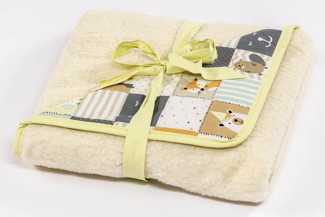 Krabbeldecke aus Schurwolle mit gelber Einfassung | Bio-Baumwolle und Schafwolle | 140 x 140 x 3 cm | Made in Austria