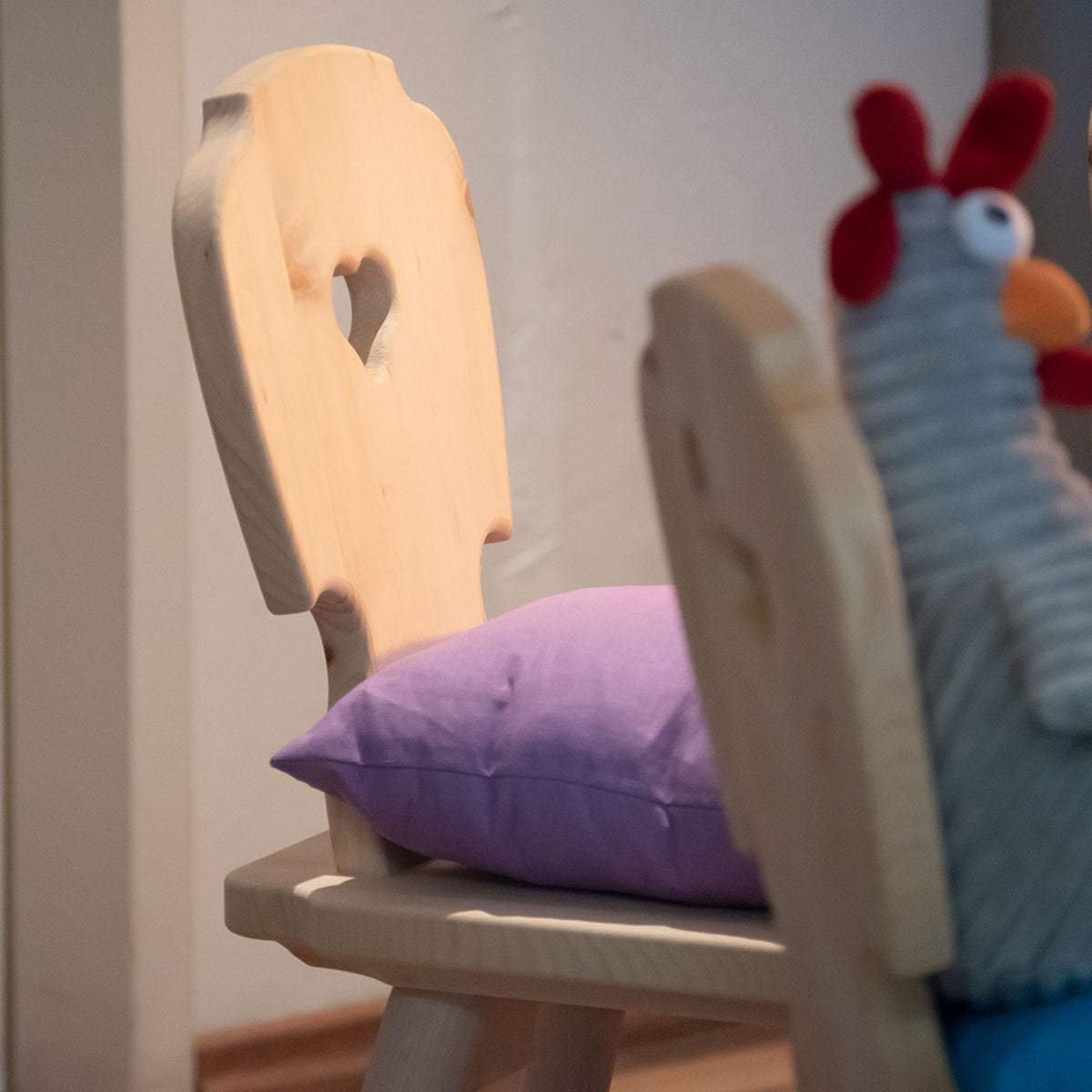 Kindersitzgruppe in Zirbenholz ‘Sweetheart’ | 1 Tisch und 4 Stühle | Made in Südtirol