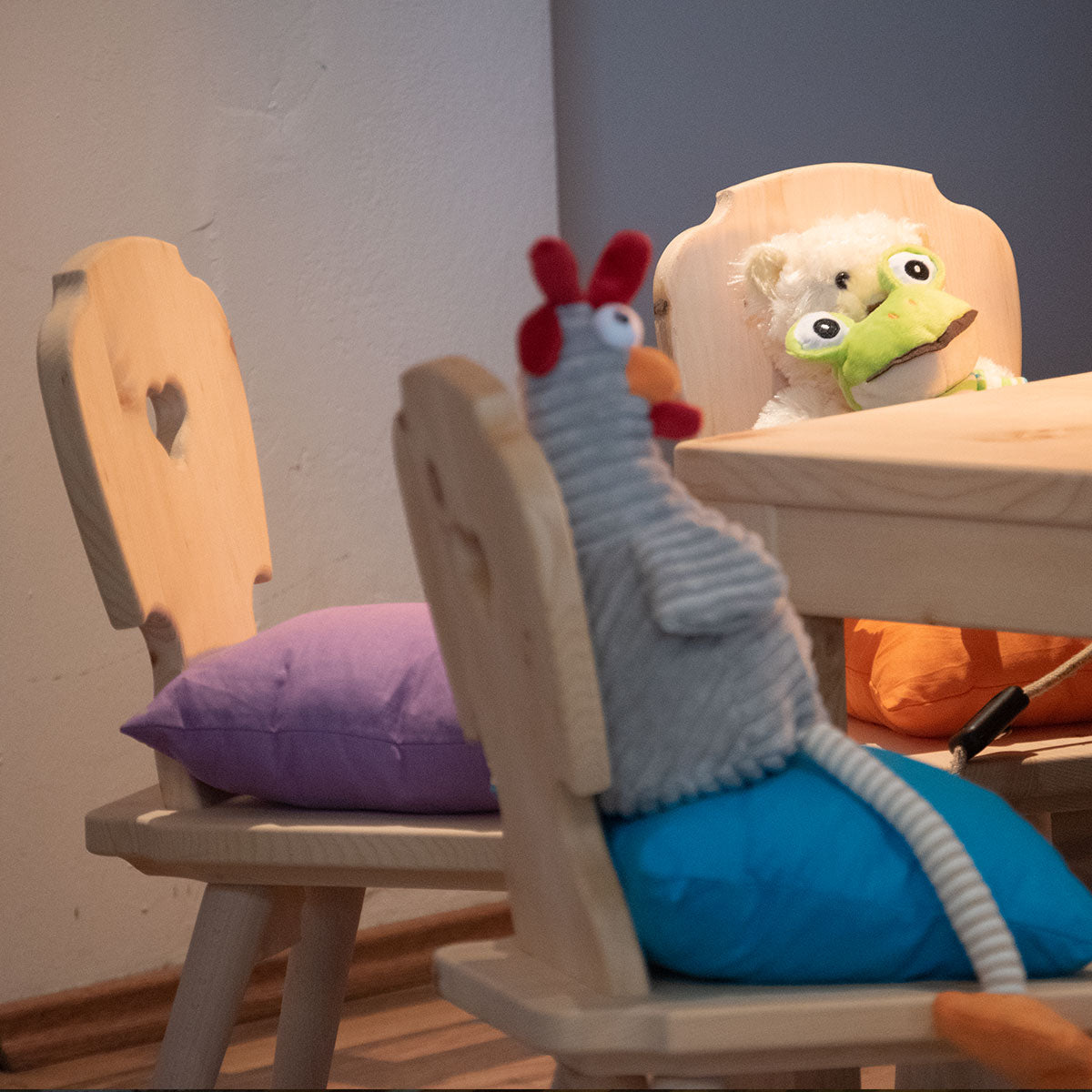 Kindersitzgruppe in Zirbenholz ‘Sweetheart’ | 1 Tisch und 4 Stühle | Made in Südtirol