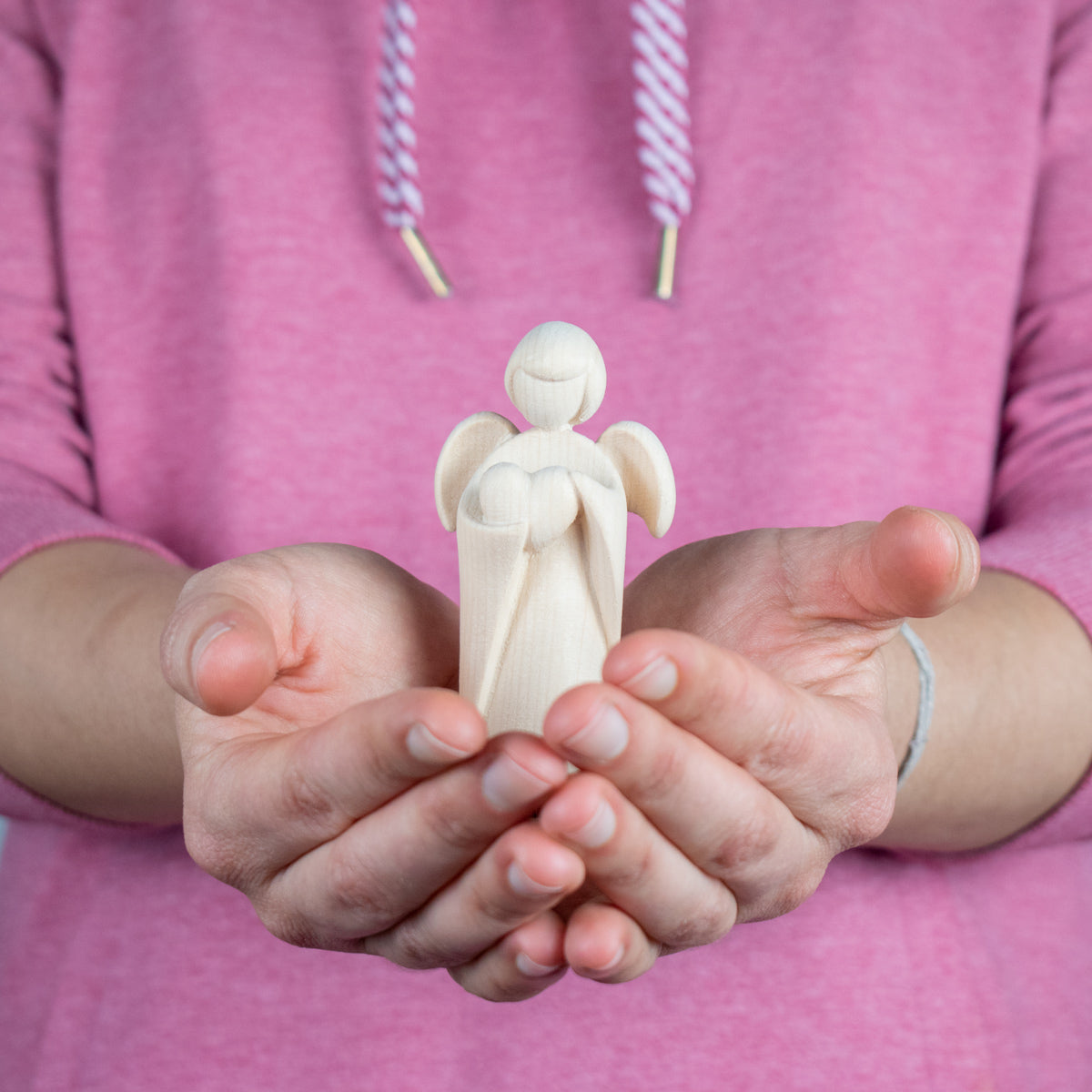 Klassischer Schutzengel aus Zirbenholz | 9 cm | Geschenk zur Taufe oder zu Weihnachten | Handwerk aus Südtirol