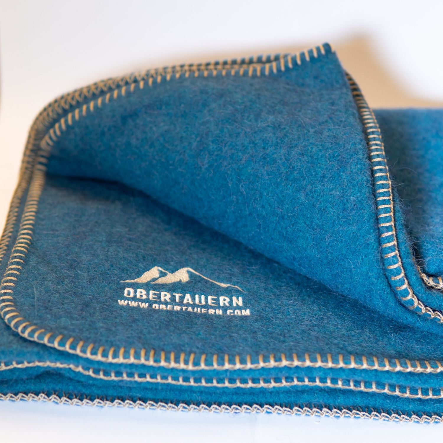 Obertauern Wolldecke Loden | 190 x 150 cm | 50% Merinowolle / 50% Alpaca | Blau/Wollweiß