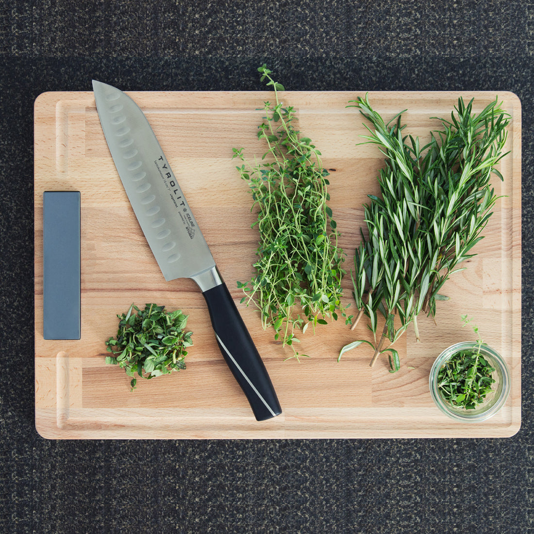 Hochwertiges Schneidebrett Plus Groß aus geöltem Buchenholz inkl. Keramik-Schleifstein | mit Saftrille