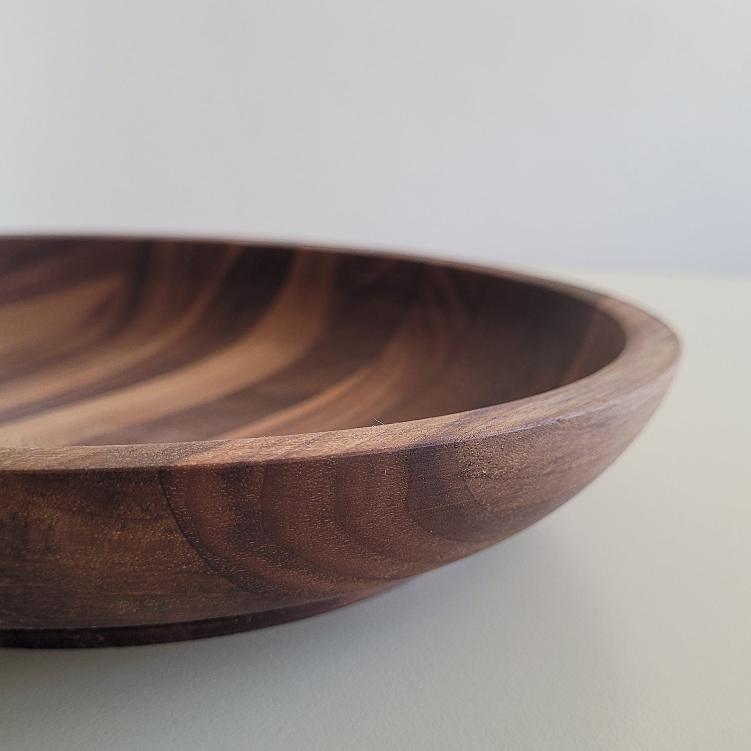 Schale, Schüssel | in Nussholz  | rund  24,5 x 4,5 cm | Made in Europe