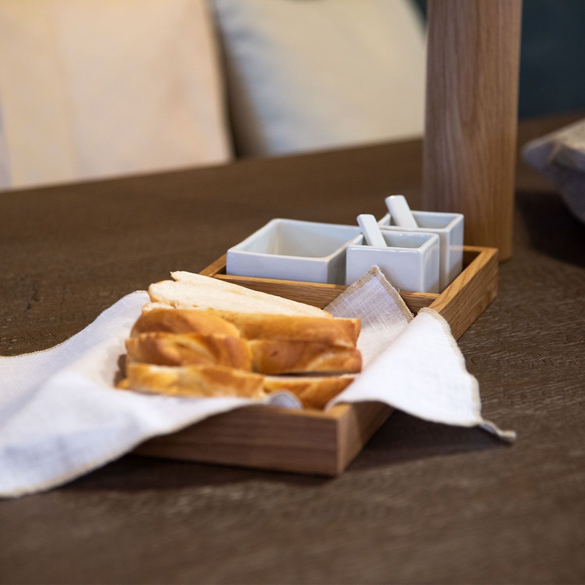 Porzellanschalen Set mit Tableau aus Eiche in verschiedenen Farbtönen für den Tisch | 3 x Gefäße, 2 x Löffel, 1 x Tuch und 1 x Tableau
