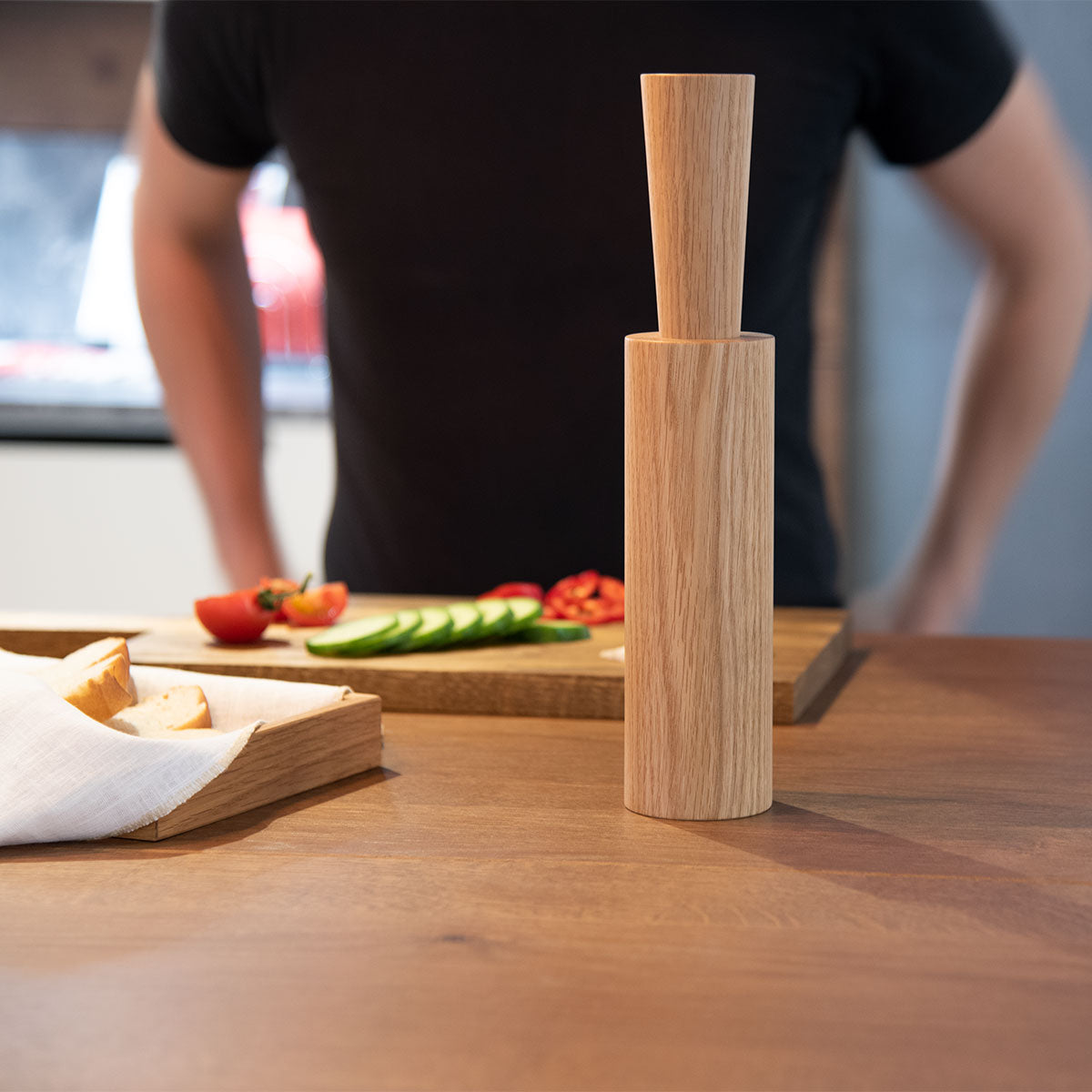 Salz- oder Pfeffermühle mit Porzelanmahlwerk | hoch | in verschiedenen Holzarten | mit Magnetkappe | DM 6 x H 29 cm