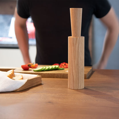 Salz- oder Pfeffermühle mit Porzelanmahlwerk | hoch | in verschiedenen Holzarten | mit Magnetkappe | DM 6 x H 29 cm