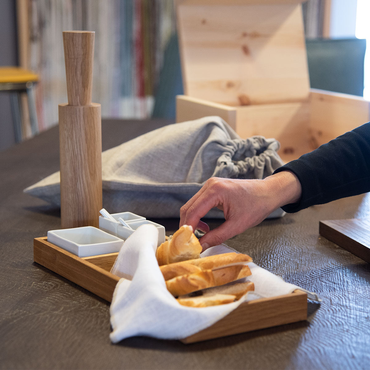 Salz- oder Pfeffermühle mit Porzelanmahlwerk | hoch | in verschiedenen Holzarten | mit Magnetkappe | DM 6 x H 29 cm