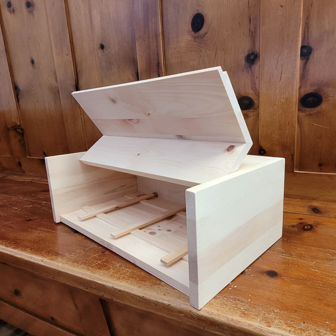 Brotkasten mit Klappe | inkl. Zirbenholz-Gitter | L 45 x B 16 x H 25 cm | 100% Zirbenholz | Echtes Handwerk