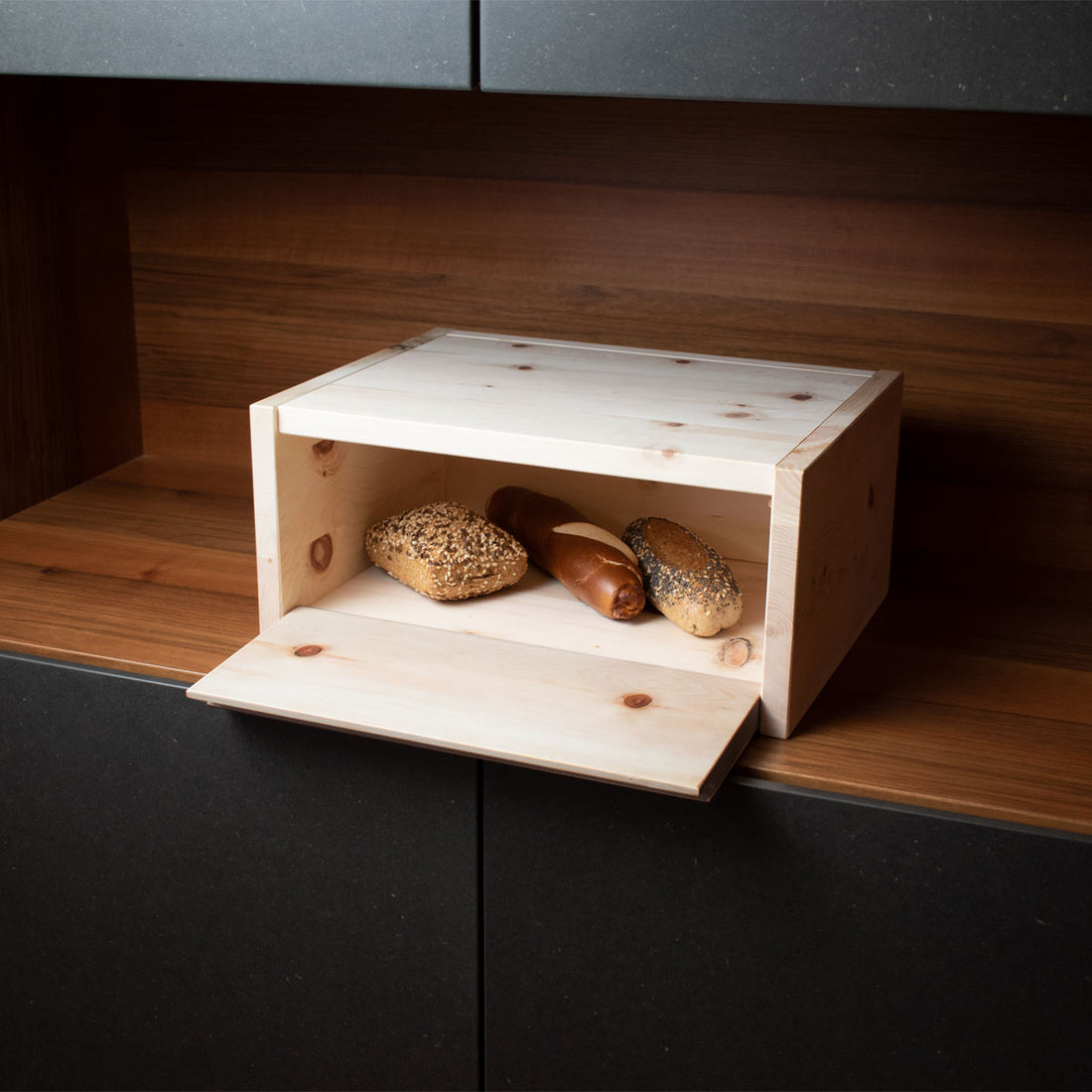 Brotkasten aus Zirbenholz mit Frontöffnung- Inhalt Vollkornsemmel, Laugenstangerl und Kornspitz