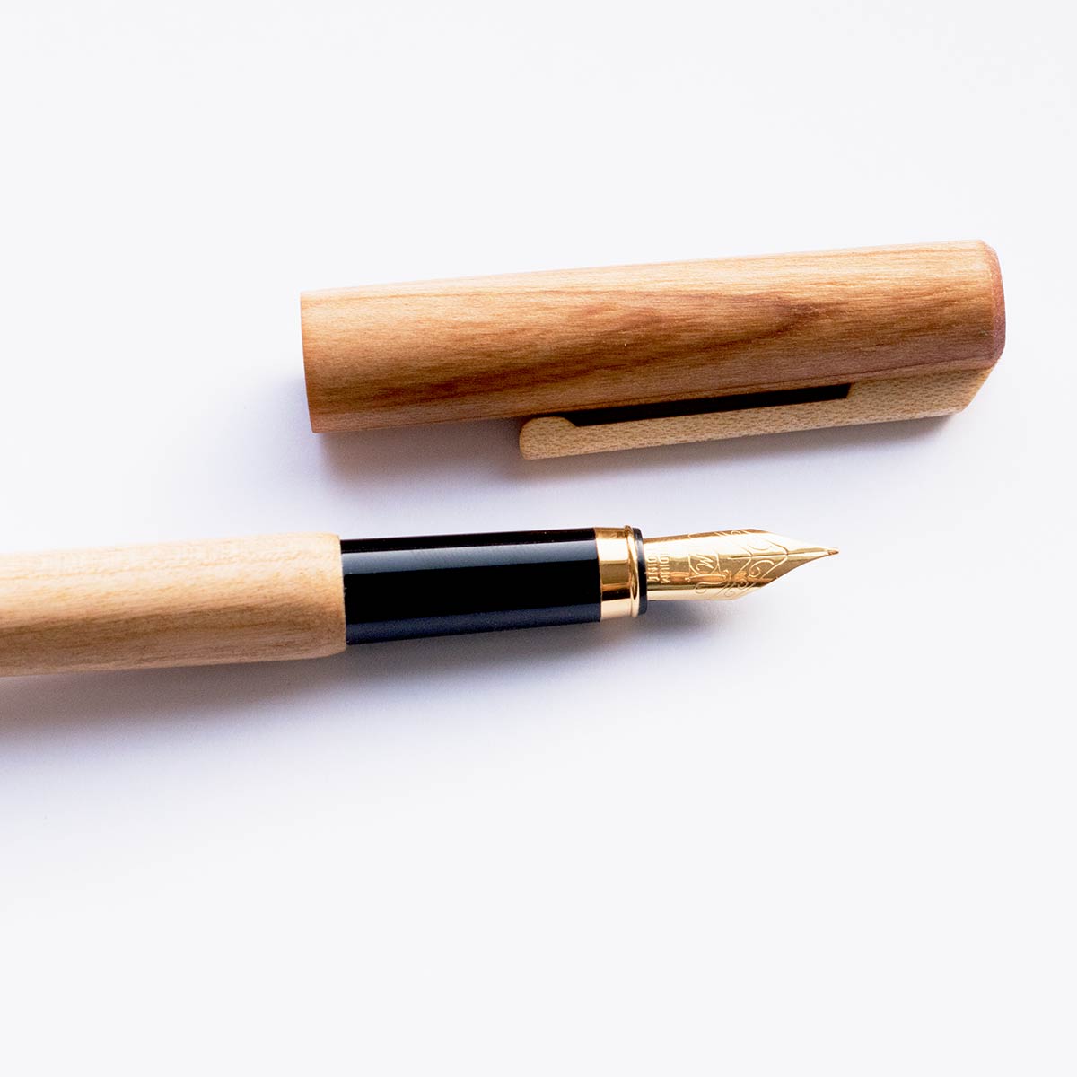 Füller Holz | mit Tintenkonverter | Federstärke M 0,9 mm | Birne, Kirsche oder Ahorn | nachhaltige Handarbeit aus Deutschland