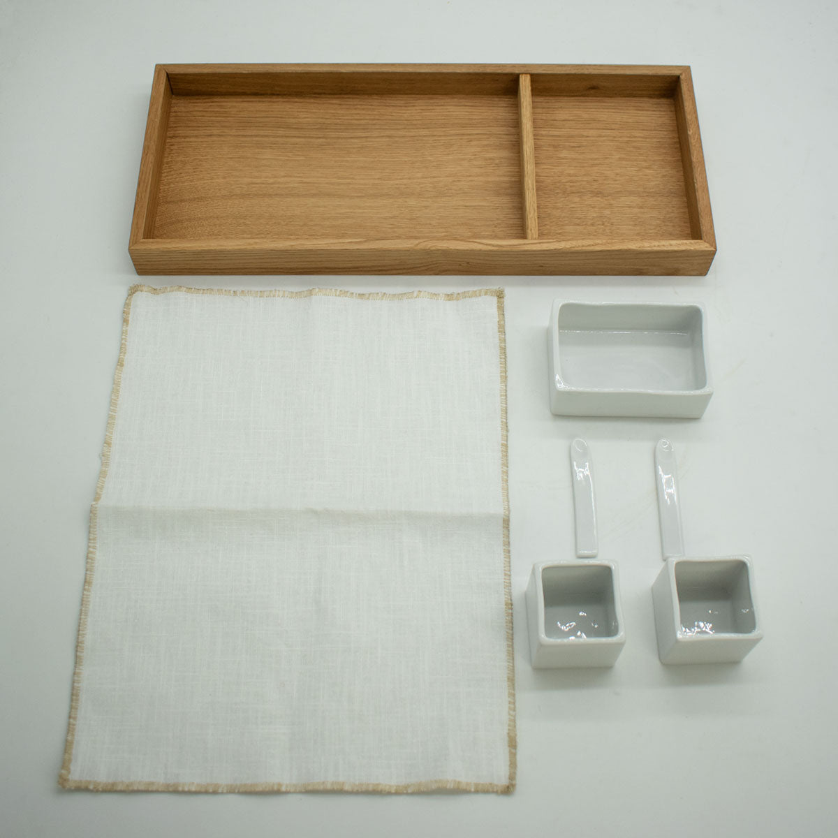 Porzellanschalen Set mit Tableau aus Eiche in verschiedenen Farbtönen für den Tisch | 3 x Gefäße, 2 x Löffel, 1 x Tuch und 1 x Tableau