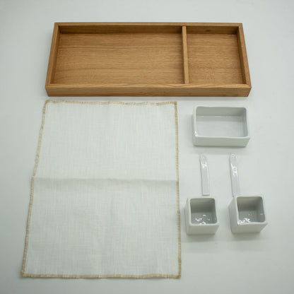 Porzellanschalen Set mit Tableau aus Eiche in verschiedenen Farbtönen für den Tisch | 3 x Gefäße, 2 x Löffel, 1 x Tuch und 1 x Tableau