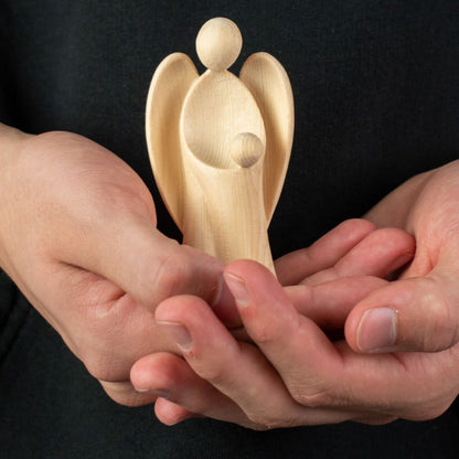 Moderner Schutzengel aus Zirbenholz Mädchen oder Bub | Geschenk zur Taufe oder zu Weihnachten | Handwerk aus Südtirol