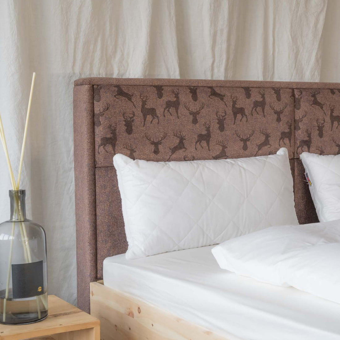 Holzduftbett &quot;Hirsch&quot; | Schlafen mit der Natur | massive Zirbe | B 180 x L 200 cm | Made in Austria
