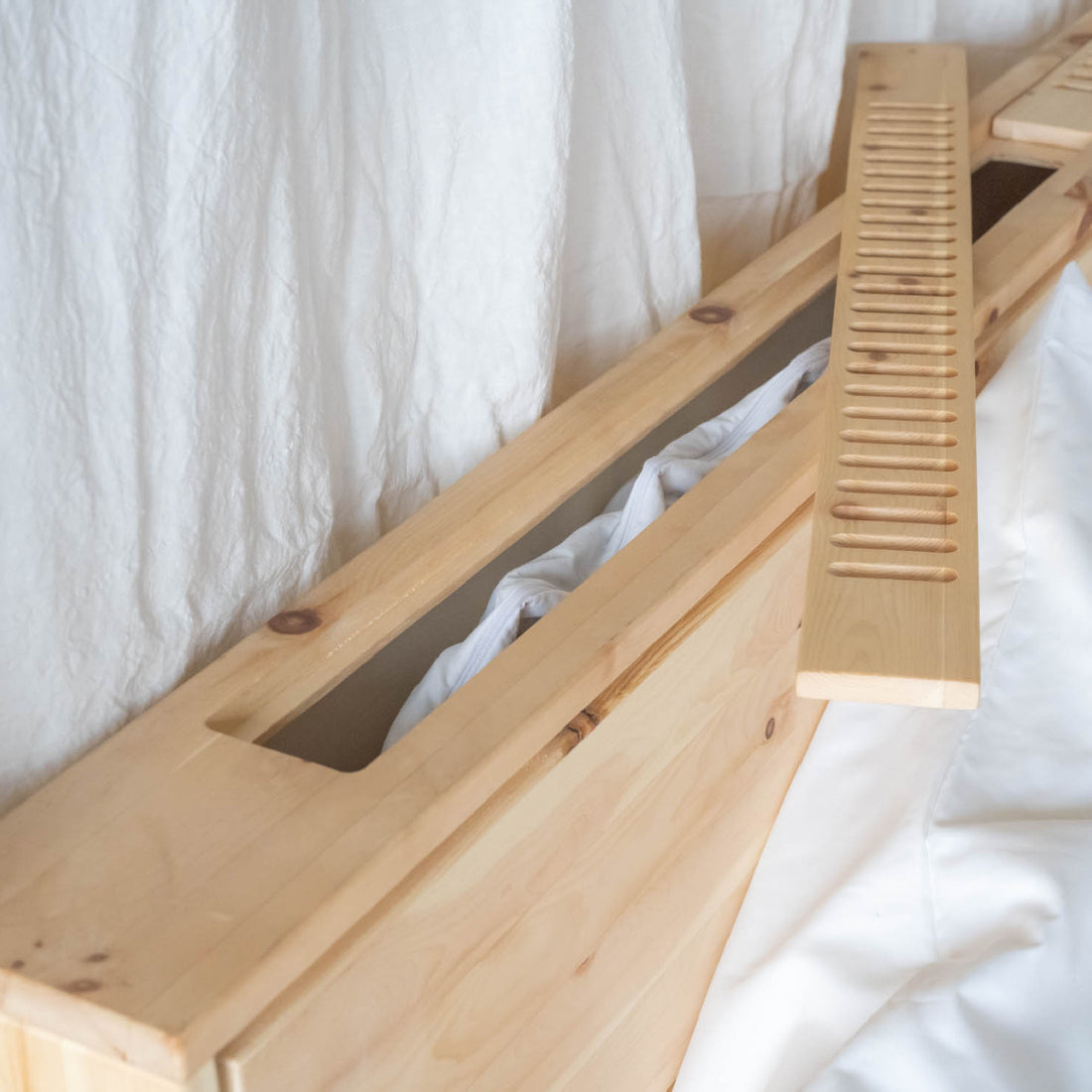 Zirbenduftbett | Schlafen mit der Zirbe | massive Zirbe |Kopfteil mit schallreduzierender Polsterung | B 180 x L 200 cm | Made in Austria
