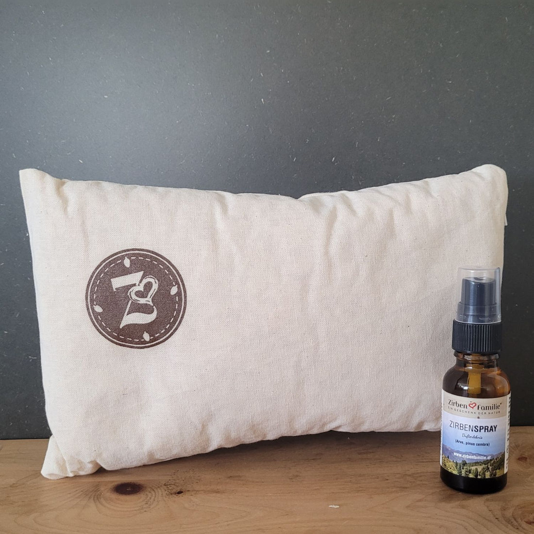 Set &quot;Kissenschlacht&quot; | Baumwollkissen Natur  25 x 15 cm | gefüllt mit  gehobelten Zirbenflocken | Zirbenspray 20 ml