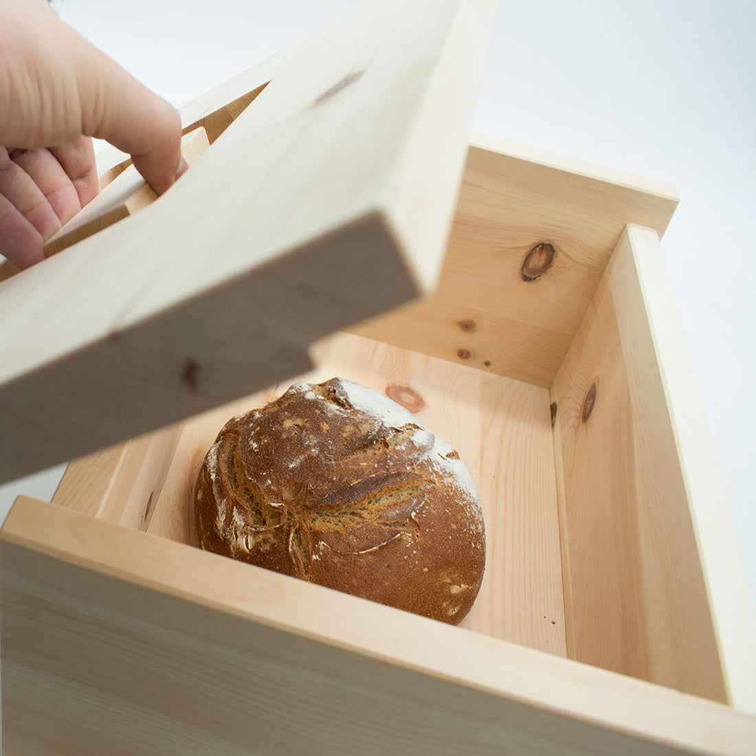 Brotkasten Zirbe mit abnehmbaren Deckel und einem Laib Brot drin