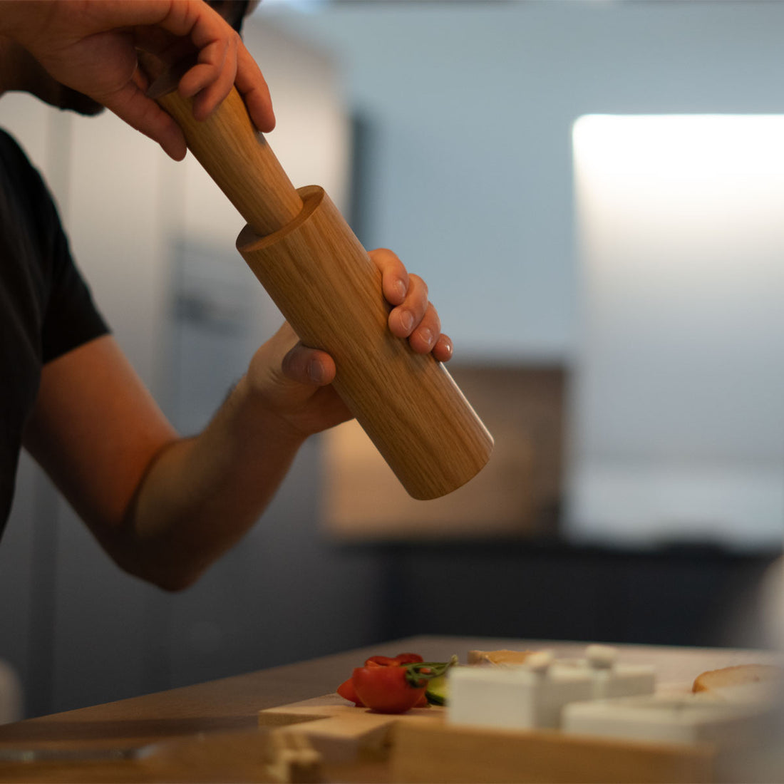 Salz- oder Pfeffermühle mit Porzelanmahlwerk | hoch | in verschiedenen Holzarten | mit Magnetkappe | DM 6 x H 29 cm