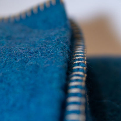 Obertauern Wolldecke Loden | 190 x 150 cm | 50% Merinowolle / 50% Alpaca | Blau/Wollweiß