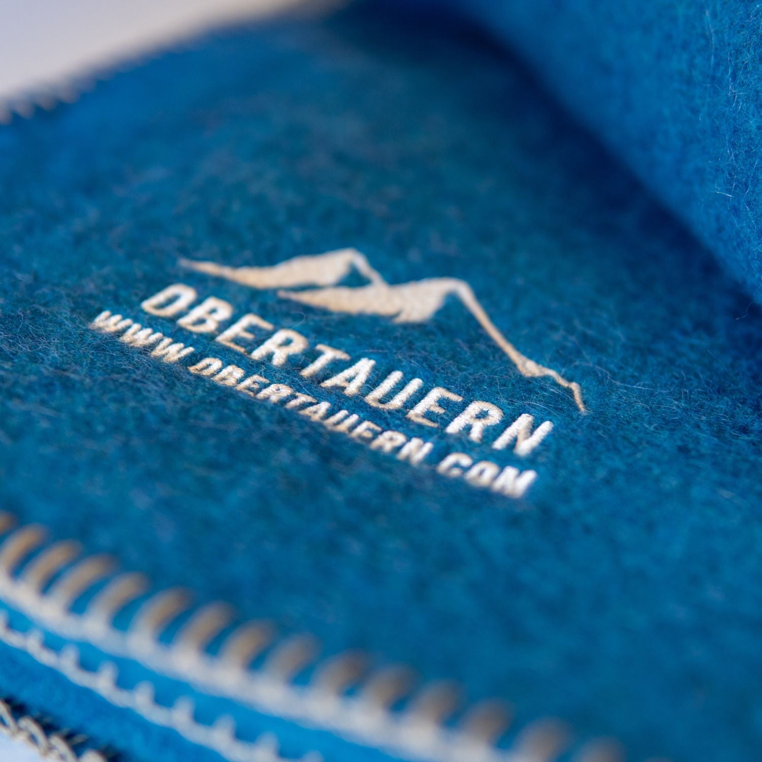 Obertauern Wolldecke Loden | 190 x 150 cm | 50% Merinowolle / 50% Alpaca | Blau/Wollweiß